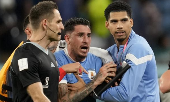Xúc phạm trọng tài, đánh nhân viên FIFA, sao Uruguay đối diện án phạt nặng