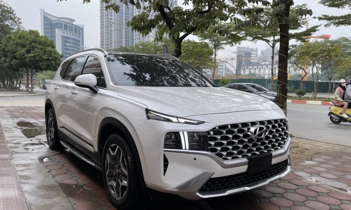 Hyundai SantaFe chạy lướt vẫn 'đắt như tôm tươi'