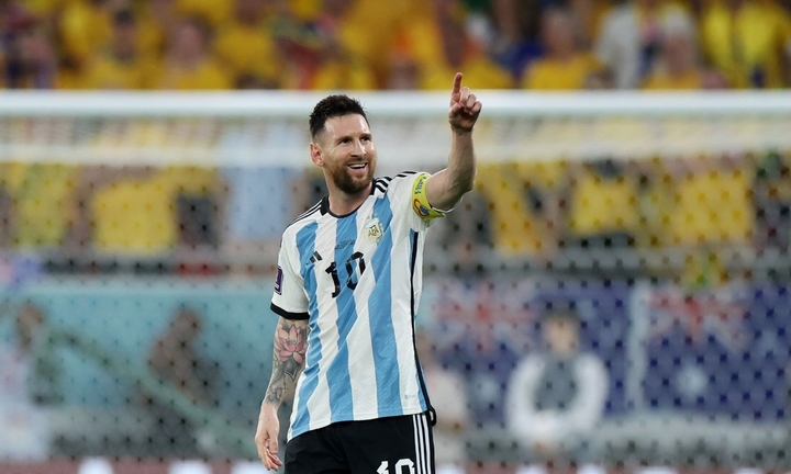 Valdano: Messi giống Maradona, ai không thích là không yêu bóng đá