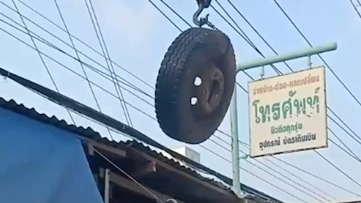 Ô tô tải nổ lốp, bánh xe văng lên mái nhà dân ở Thái Lan