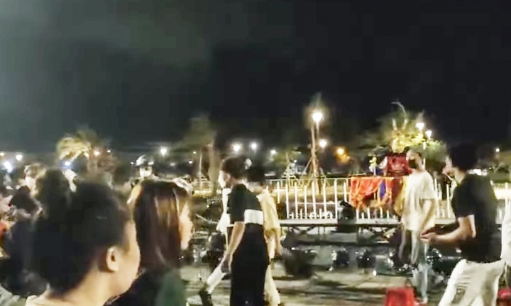 Hiện trường vụ sập sân khấu nhạc nước ở Bình Dương 