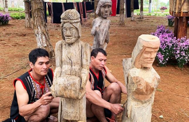 Lên Tây Nguyên xem tượng lạ 