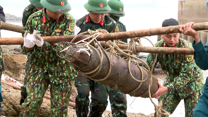 Phú Thọ: Phát hiện quả bom nặng hơn 100kg dưới chân cầu Văn Lang 