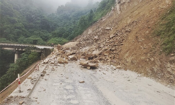 Hàng trăm khối đá sạt lở, đường lên cửa khẩu Cầu Treo ách tắc
