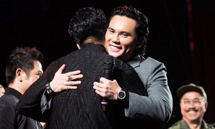 Trở lại làm ca sĩ, Tú Dưa ôm chặt Tuấn Hưng trong đêm nhạc