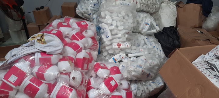 Phát hiện 5 kho chứa và xưởng sản xuất dầu gội giả tại TP.HCM