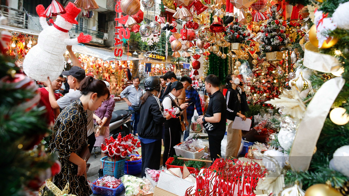 Phố Hàng Mã rực rỡ sắc màu đón Noel