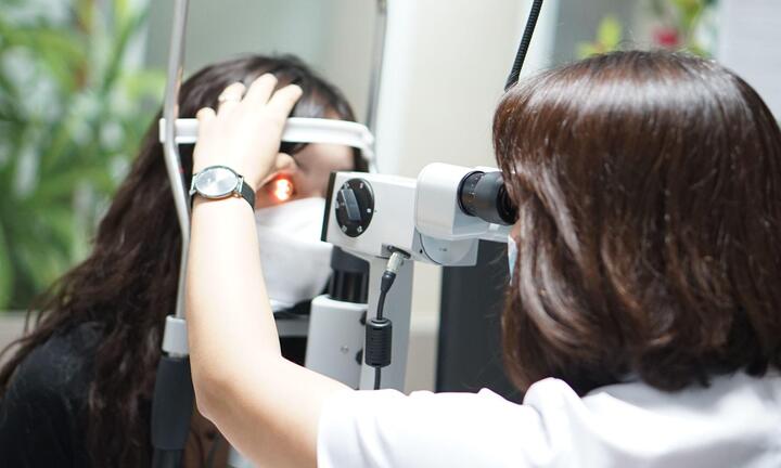 Căn bệnh khiến cô gái đột ngột mù mắt phải khi ngủ dậy