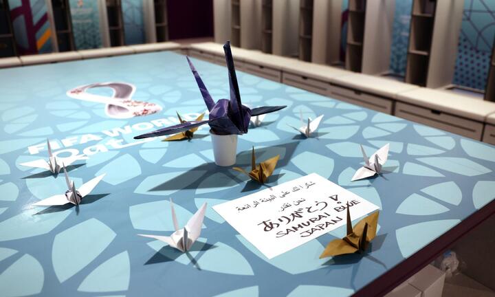 Đội tuyển Nhật Bản gấp hạc giấy cảm ơn, dọn sạch phòng trước khi rời World Cup