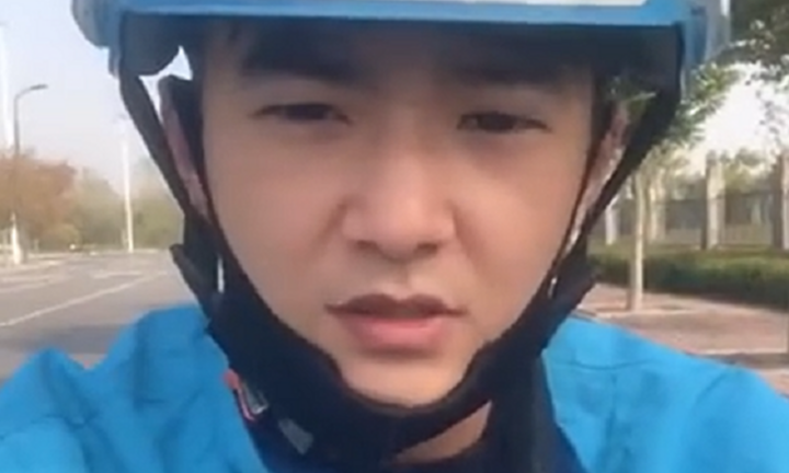 Shipper bỗng gọi điện báo cảnh sát ập đến nhà của khách khi được boa thêm tiền