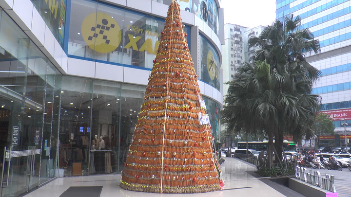 Cây thông Noel cao 12m làm từ 8.000 bắp ngô ở Hà Nội