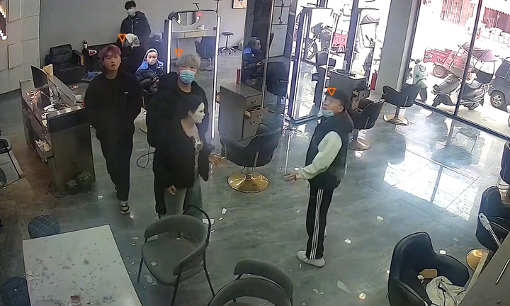 Sửa điều hòa, thợ làm tóc rơi thủng trần nhà ở Trung Quốc