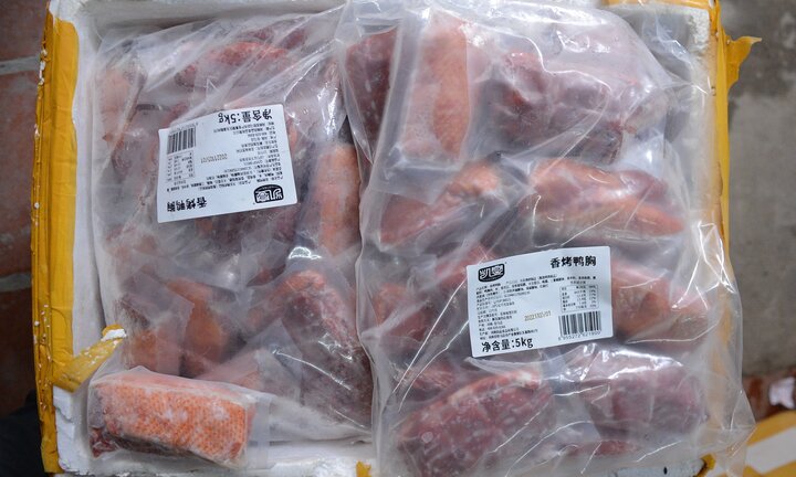 Phát hiện hơn 1 tấn ức vịt và cánh gà đông lạnh không rõ nguồn gốc