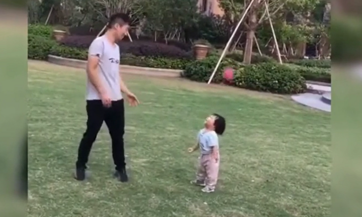 Bố trông con và những khoảnh khắc không biết nên cười hay khóc