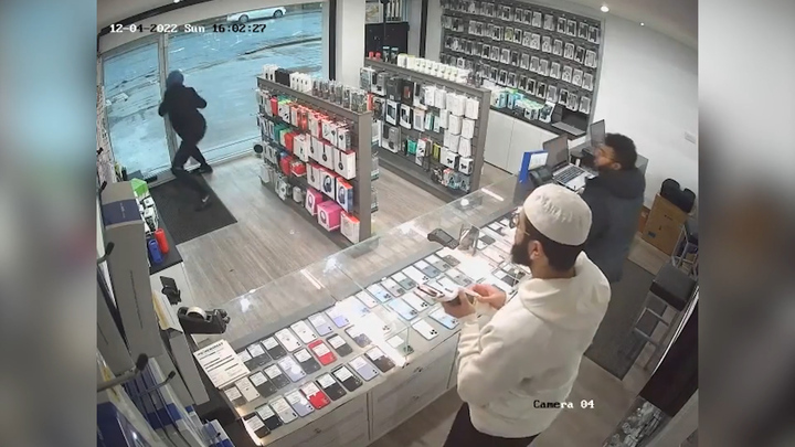 Cướp điện thoại bất thành, nam thanh niên bị nhốt trong cửa hàng ở Anh