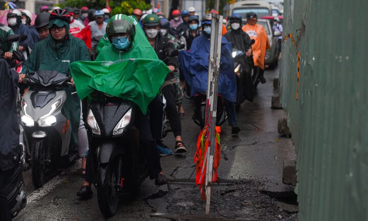 TP.HCM: Thi công ì ạch, dân ám ảnh khi len qua lô cốt trên đường Võ Văn Ngân 