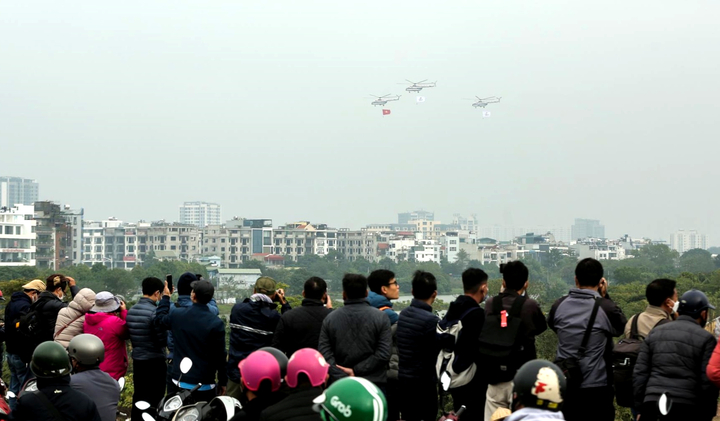 Người dân chịu rét, ngắm tiêm kích SU30-MK2 biểu diễn trên bầu trời Thủ đô