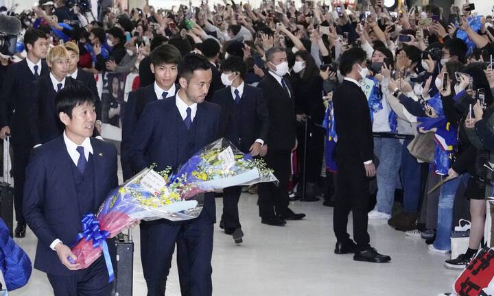 Tuyển Nhật Bản được CĐV chào đón như người hùng