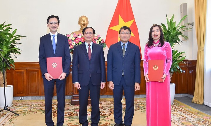 Bộ Ngoại giao trao quyết định của Thủ tướng cho hai tân thứ trưởng