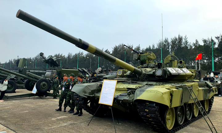 Việt Nam giới thiệu bộ đôi xe tăng hiện đại nhất tại triển lãm quốc phòng