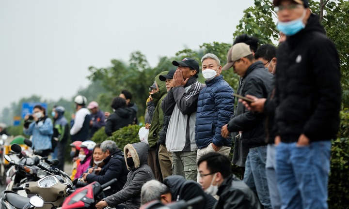 Người dân háo hức xem máy bay chiến đấu trình diễn trên bầu trời Hà Nội