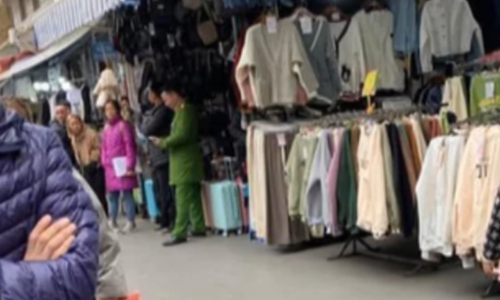 Công an Hà Nội xác minh clip cô gái bị tát khi mặc cả mua hàng 