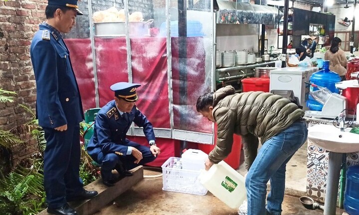 Thu giữ gần 100 lít rượu thủ công không rõ nguồn gốc tại Lạng Sơn