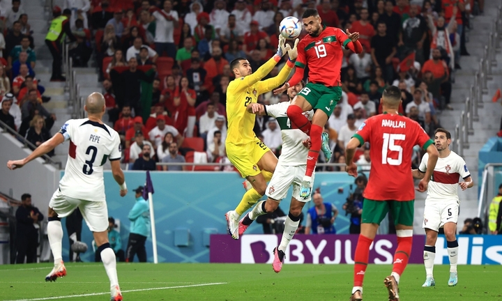 Ngỡ ngàng trước độ cao bật nhảy của cầu thủ Maroc khiến Ronaldo khóc hận