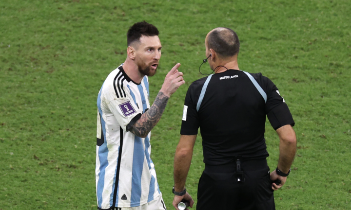 Trận Argentina thắng Hà Lan phá kỷ lục thẻ phạt, Messi chê trọng tài