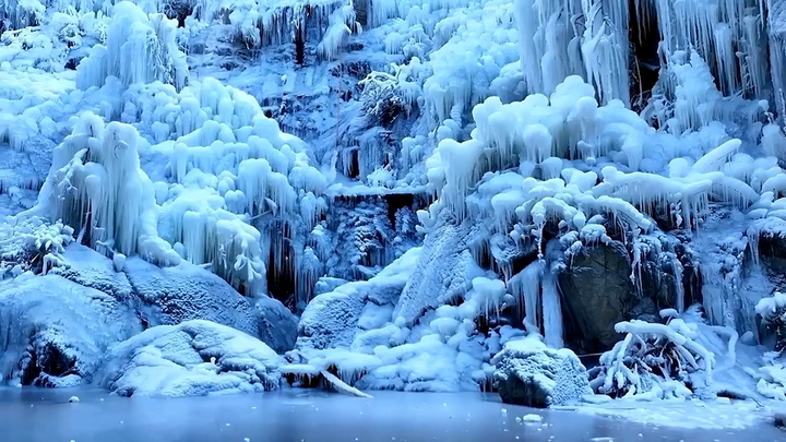 Thác nước đóng băng tạo nên cảnh tượng tuyệt đẹp