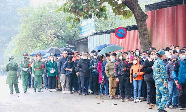 Người dân Thủ đô đội mưa xem triển lãm Quốc phòng quốc tế Việt Nam 2022