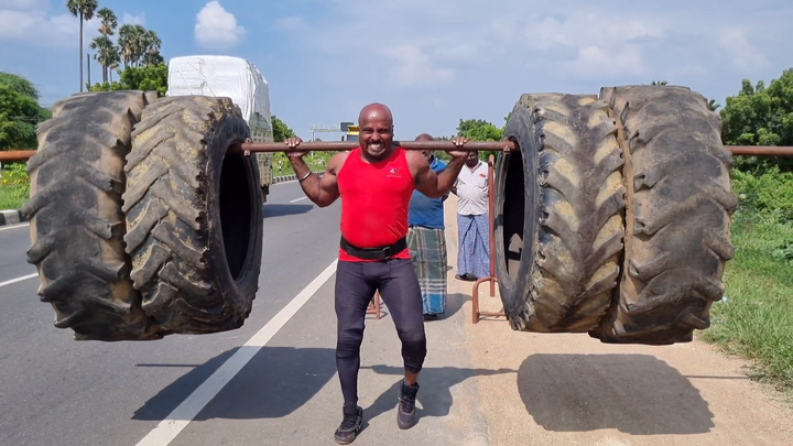 Lực sĩ Ấn Độ nâng 4 lốp xe tải nặng gần 350 kg