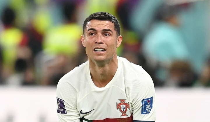 Bồ Đào Nha bị loại, Ronaldo bật khóc bỏ vào đường hầm