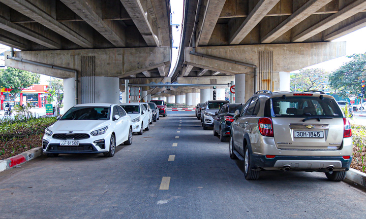 Hà Nội: Cầu vòm 65 tỷ đồng dành cho xe máy biến thành bãi đỗ ô tô, nơi đổ rác