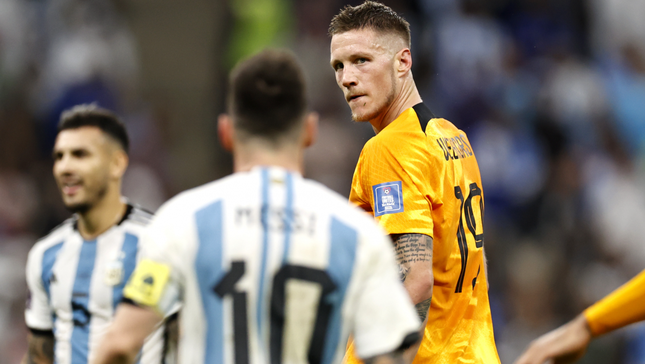 Bị Messi mắng, tiền đạo Hà Lan thất vọng