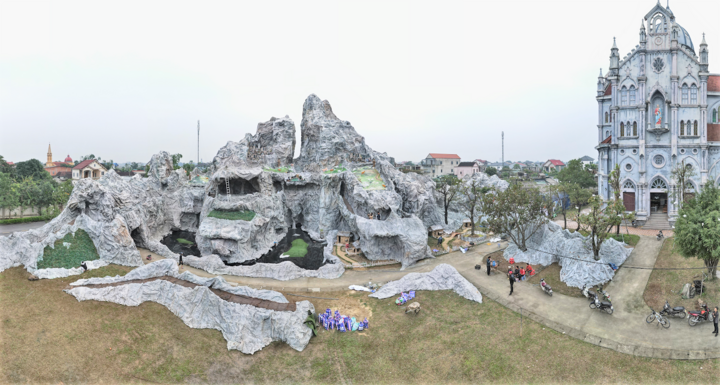 Hang đá Bê-lem lớn nhất Việt Nam làm từ 4.000 cây tre
