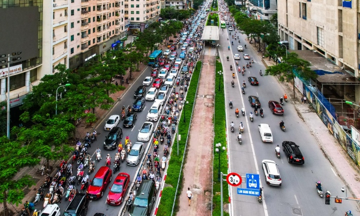 Hà Nội xem xét xây cầu vượt cho người đi bộ trên đường Lê Văn Lương