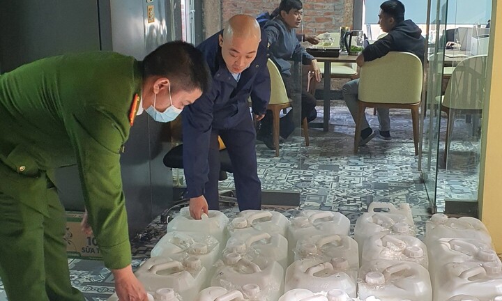 Hà Nội: Tạm giữ 510 lít rượu thủ công không rõ nguồn gốc xuất xứ