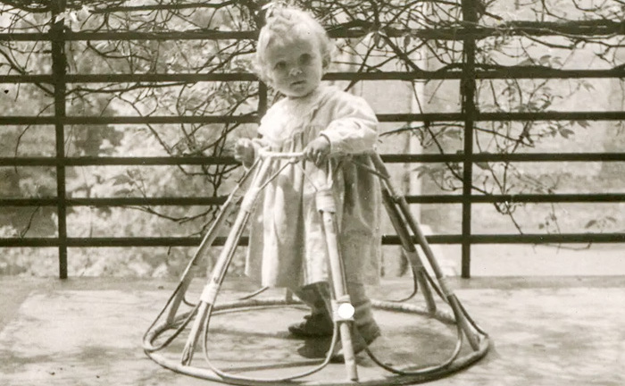 Xe tập đi ở các thế kỷ trước trông kỳ lạ thế nào?