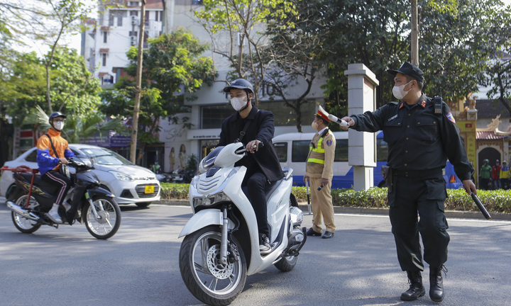 Đuổi theo tài xế vứt gói màu trắng ra đường, phát hiện người đi xe mang ma túy