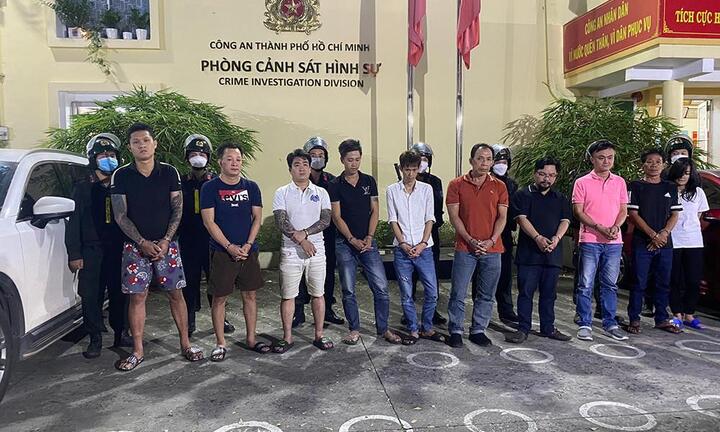 Triệt phá nhóm giang hồ tổ chức cá độ bóng đá quy mô, có cả súng ngắn