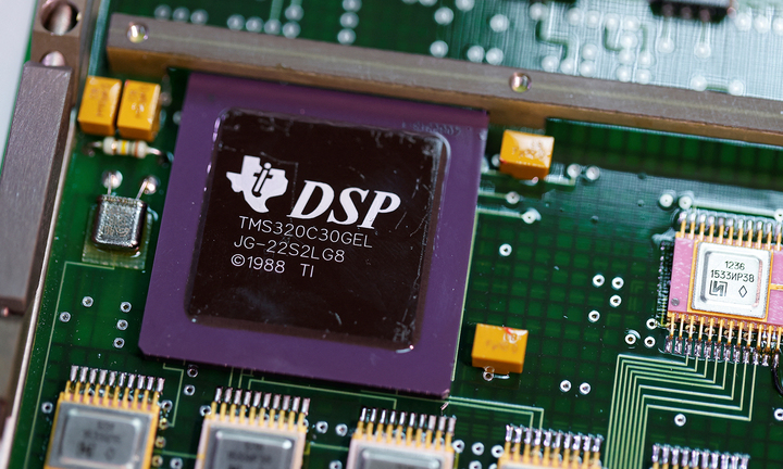 Hàng công nghệ Mỹ vẫn chảy ào ạt vào Nga