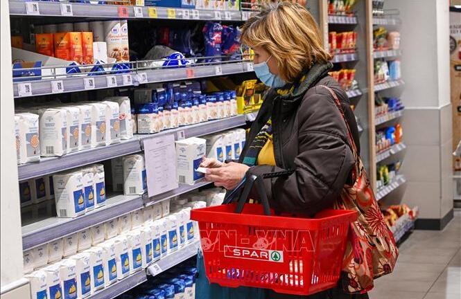 Hungary gia hạn áp giá trần với thực phẩm thiết yếu