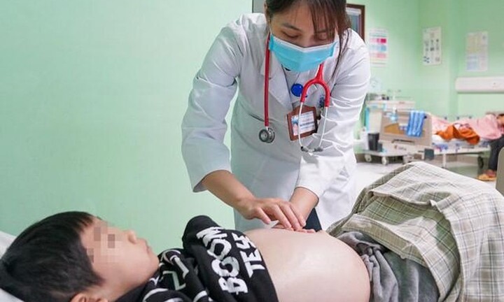 Trẻ suy thận nặng do gia đình tự ý dùng thuốc nam điều trị