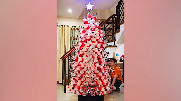 Người đàn ông Philippines làm cây thông Noel cao hơn 2m từ vỏ chai nhựa