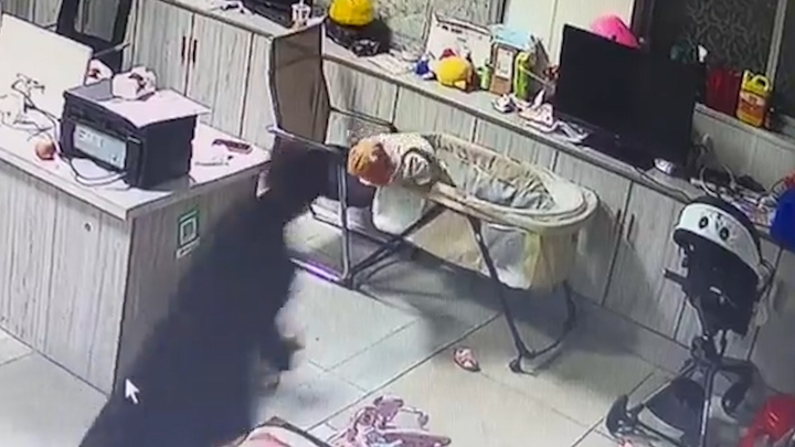 Người mẹ 'nhanh như chớp' cứu con ngã khỏi chiếc nôi ở Trung Quốc