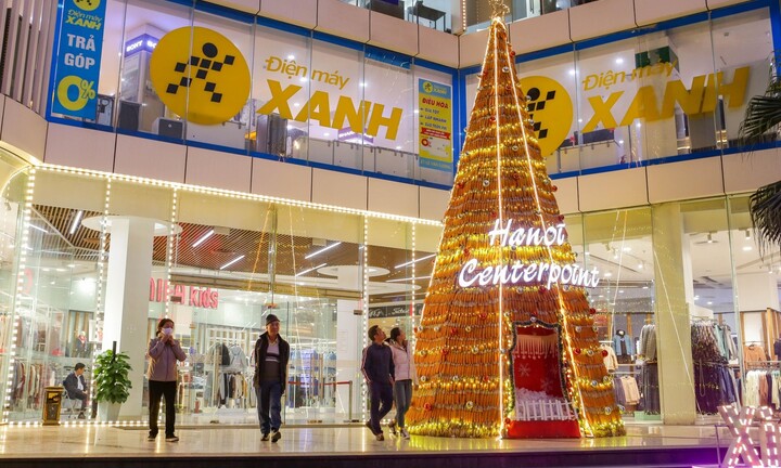 Độc đáo cây thông Noel vàng ruộm làm từ 8.000 bắp ngô