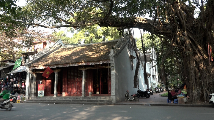 Khám phá ngôi đền bị 'cắt đôi' ở Hà Nội
