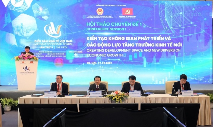 Chuyên gia kinh tế thảo luận giải pháp đối phó với khó khăn trong năm 2023