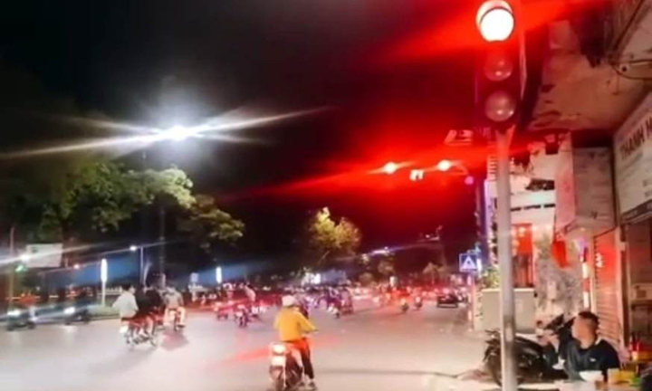 Hàng chục thanh niên gây náo loạn trên phố, ném chai thuỷ tinh vào nhà dân